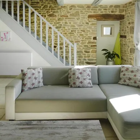 Semi Detached House, Hébergement de vacances Bacilly