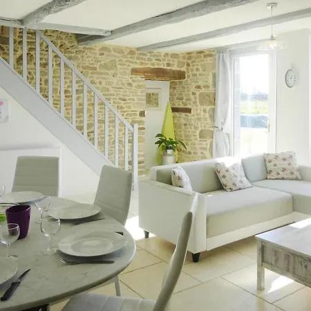 Semi Detached House, Hébergement de vacances Bacilly